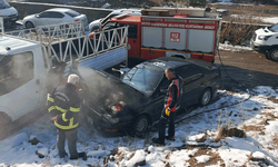 Hakkari'de seyir halindeki otomobil alev aldı