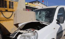 Hatay'da sürücü 2 araca ve park halindeki iş makinesine çarptı