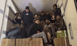 Hatay'da tırın dorsesinden 16 göçmen çıktı