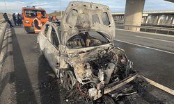 İstanbul'da bir otomobil yanarak küle döndü