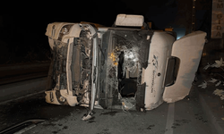 İstanbul'da kontrolden çıkan hafriyat kamyonu yan yattı