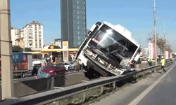 İstanbul'da servis otobüsü beton bariyer üzerinde havada asılı kaldı