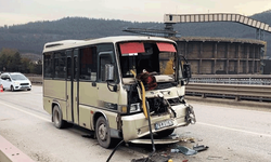 Karabük'te yolcu minibüsü tır dorsesine çarptı