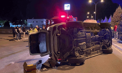 Karaman’da çarpışan iki araçtan biri devrildi