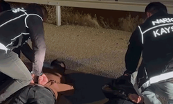 Kayseri'de uyuşturucu tacirlerinin aracından uyuşturucu çıktı