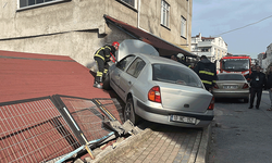 Kocaeli'de park halindeki araca çarpan otomobil evin çatısına çıktı