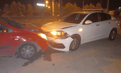 Kontrolden çıkan otomobil polis aracına çarptı: 1’i polis 2 yaralı