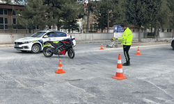 Kütahya'da motosikletle otomobil çarpıştı