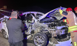 Manisa'da Kamyonete arkadan çarpan otomobil hurda yığınına döndü: 1 ölü, 2 yaralı