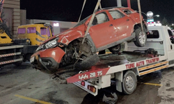 Otomobil yoldan çıkarak bariyerlere çarptı, 2 kişi yaralandı