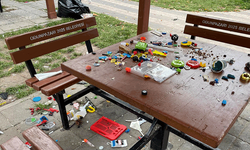 Oyuncakları kırıp parkı çöplüğe çevirdiler