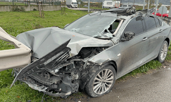 Samsun'da otomobil kamyonete çarpıp bariyere girdi