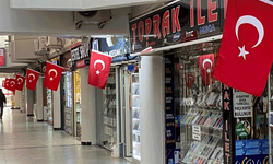 Taşbaşı Çarşısı bayraklarla kırmızı beyaza büründü