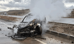 Tokat'ta kayganlaşan yolda kaza yaptı, otomobil alev aldı