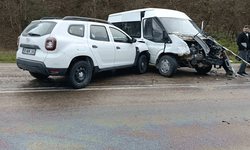Tokat'ta minibüs ve otomobil çarpıştı: 9 yaralı