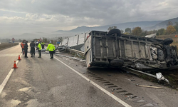 Tokat'ta yapı malzemesi yüklü kamyonete çarpan minibüs sürücüsü yaralandı