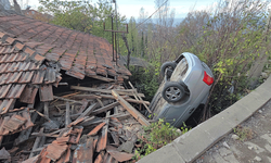 Zonguldak’ta ilginç kaza: otomobil evin çatısına düştü