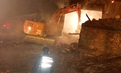 Adana'da çıkan yangında bir ev tamamen yandı