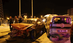 Adana'da otomobil hurdaya döndü: 2 yaralı