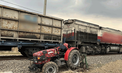 Adıyaman'da raylardan geçmeye çalışan traktöre tren çarptı