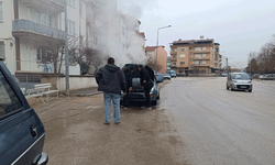 Afyon'da araç motorunda çıkan yangın kısa sürede kontrol altına alındı