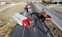 Afyon'da kontrolden çıkan tır devrildi, meyveler yola saçıldı