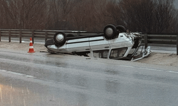 Afyon’da otomobil refüje devrildi: Sürücü yaralandı