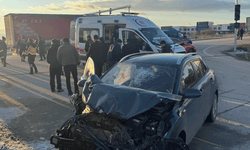 Afyon'da servis aracıyla otomobil çarpıştı, 18 kişi yaralandı