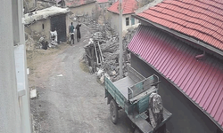 Afyon'da yerde yatan karısının kafasına tekme attı