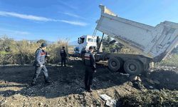 Antalya'da izinsiz kum alımına jandarma engeli