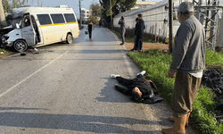 Antalya’da minibüs direğe çarptı: 2 yaralı