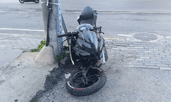 Antalya'da motosiklet otomobile çarptı: 1 yaralı