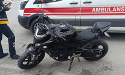 Antalya'da motosikletler kavşakta çarpıştı: 2 kişi yaralandı