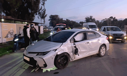 Antalya'da otomobil aydınlatma direğine çarptı: 1 yaralı