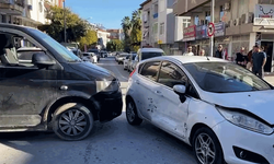 Antalya'da otomobille hafif ticari aracın çarpışması