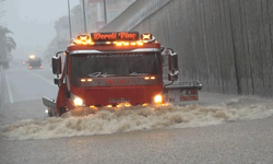 Antalya'da sağanak yağış trafiği felç etti