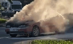 Antalya’da seyir halindeki otomobil bir anda alevlere teslim oldu