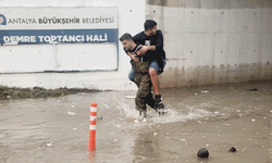 Antalya’da şiddetli yağış sonrası araçlar mahsur kaldı