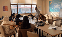 Bağlama kursu Hızır Bey Yurdu’nda ilgiyle devam ediyor