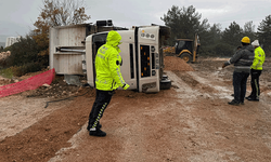 Bilecik’te kamyon devrildi: Sürücü araçta sıkıştı