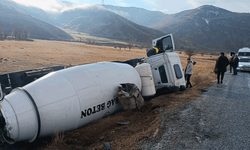 Bitlis'te  beton mikseri şarampole devrildi: 1 yaralı