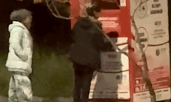 Bolu'da giysi kumbarasından kıyafet çaldılar