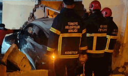 Bolu'da kontrolden çıkan otomobil bina duvarına çarptı