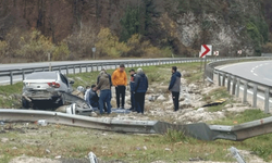 Bursa'da kontrolden çıkan otomobil bariyerlere çarpıp refüje girdi
