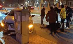 Bursa'da sürücü hakimiyetini kaybedip levhalara çarptı