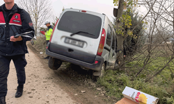 Bursa'da ticari araç ağaca çarptı: 1'i çocuk 2 yaralı