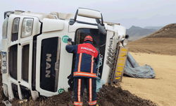 Çorum’da devrilen tırın sürücüsü yaralandı