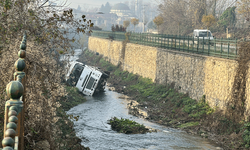 Düzce'de dere yatağına devrilen beton mikserinin sürücüsü yaralandı