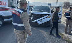 Elazığ’da yol ayrımında kaza: 3 yaralı
