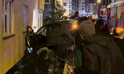 Erzurum'da otomobil bahçe duvarında asılı kaldı